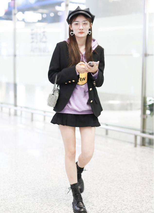 徐璐气质太好,穿学院风短裙戴爱心耳坠,甜美可爱像没毕业的学生_黑色