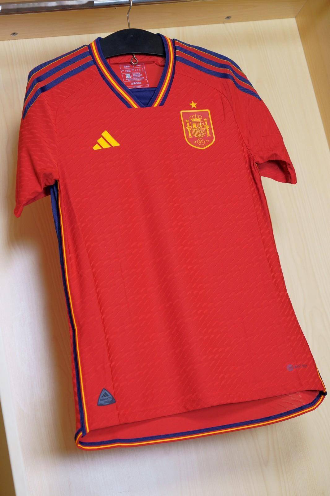阿迪达斯西班牙国家队2022年世界杯主场球衣球员版_面料_设计_条纹