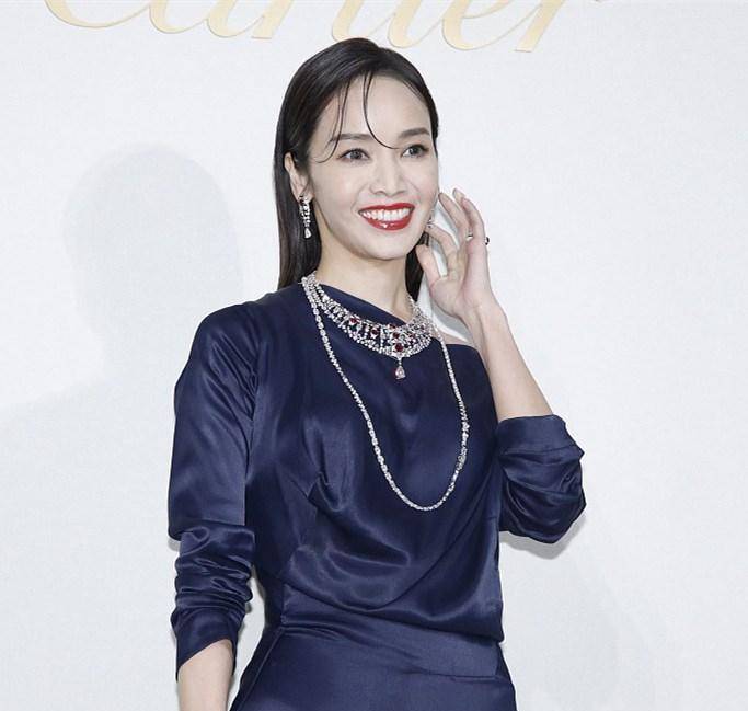 44岁侯佩岑"冻龄式"整容变毁容,一张脸就是一部厉害片,可悲!