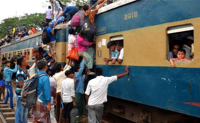 印度火车上满是人?