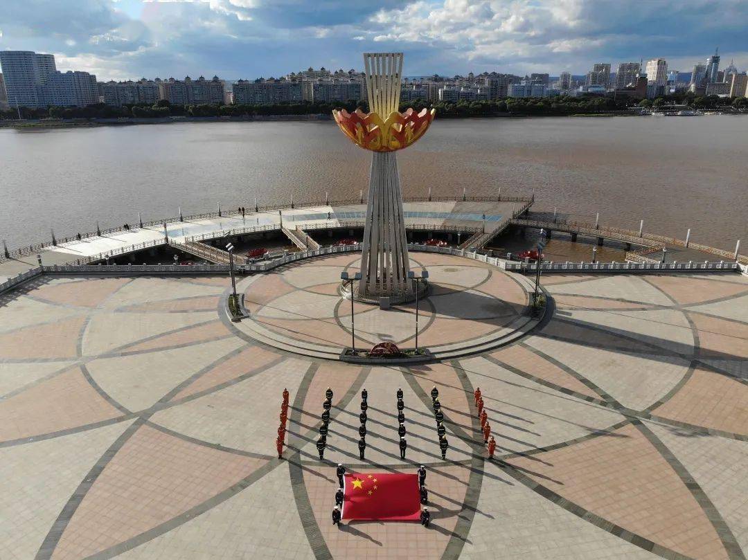 牡丹江支队开展"与国旗同框""向国旗致敬""对国旗承诺"国旗巡展活动