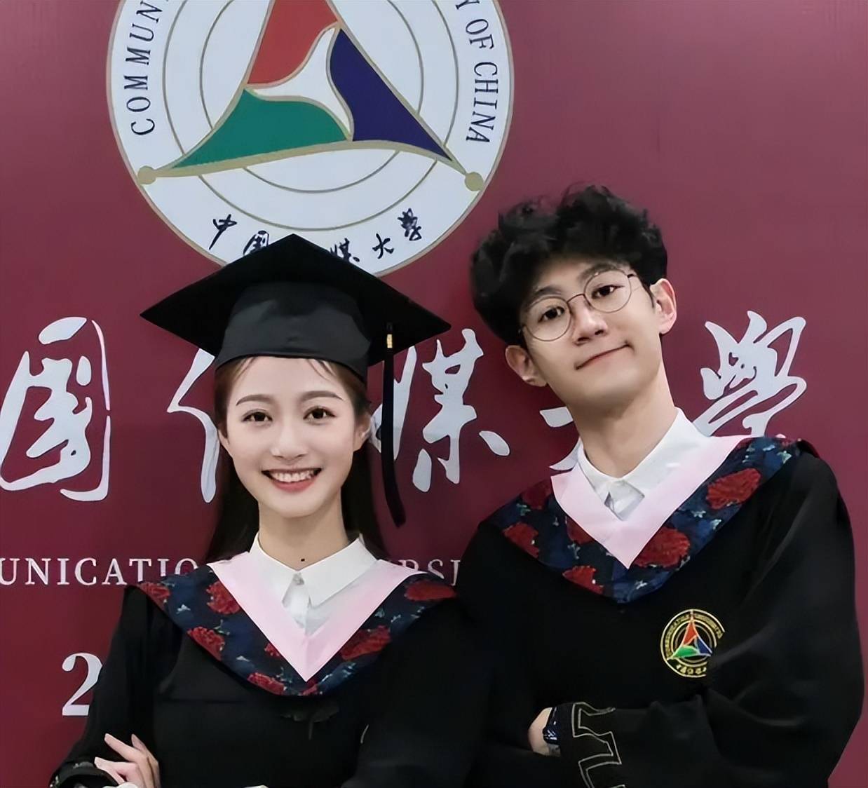 "学霸校花"冯琳成复旦新生代表,气质出众,和同学形成鲜明对比_大学生