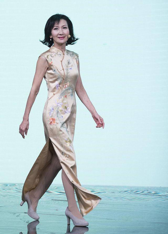 61岁陈美琪真是骨子里散发的美,身穿旗袍亮相,完美