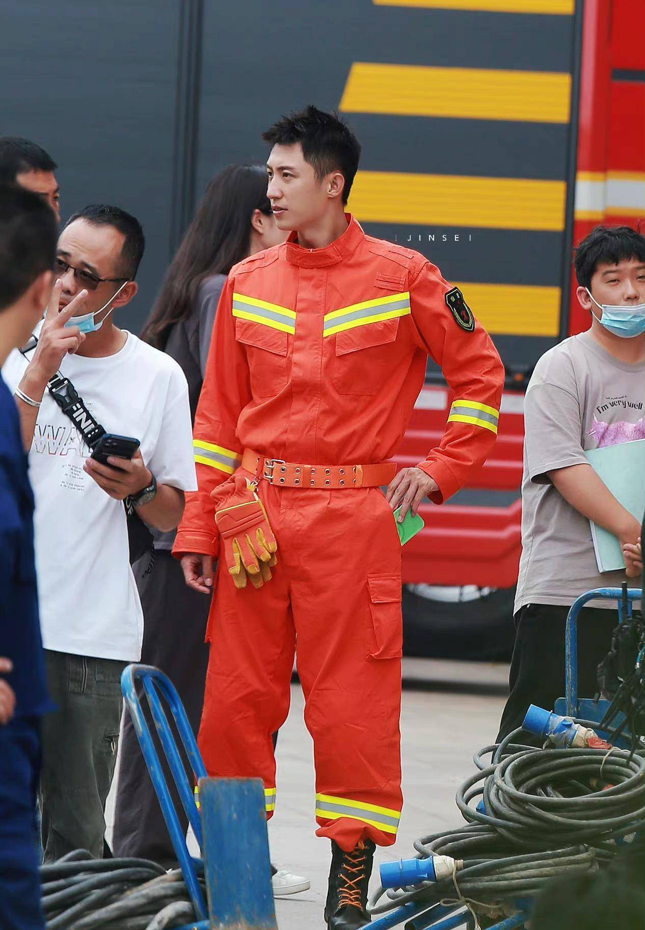黄景瑜《他从火光中走来》造型路透,橙色消防服在人群中好扎眼_服兵役