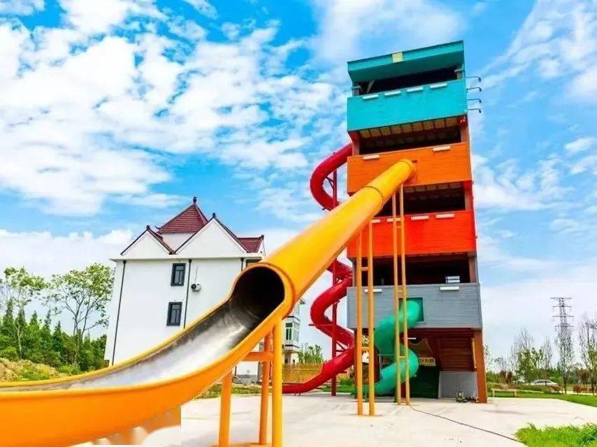 "莓莓甜园"位于新仓镇三叉河村,是一个集种植采摘,露营烧烤,亲子体验