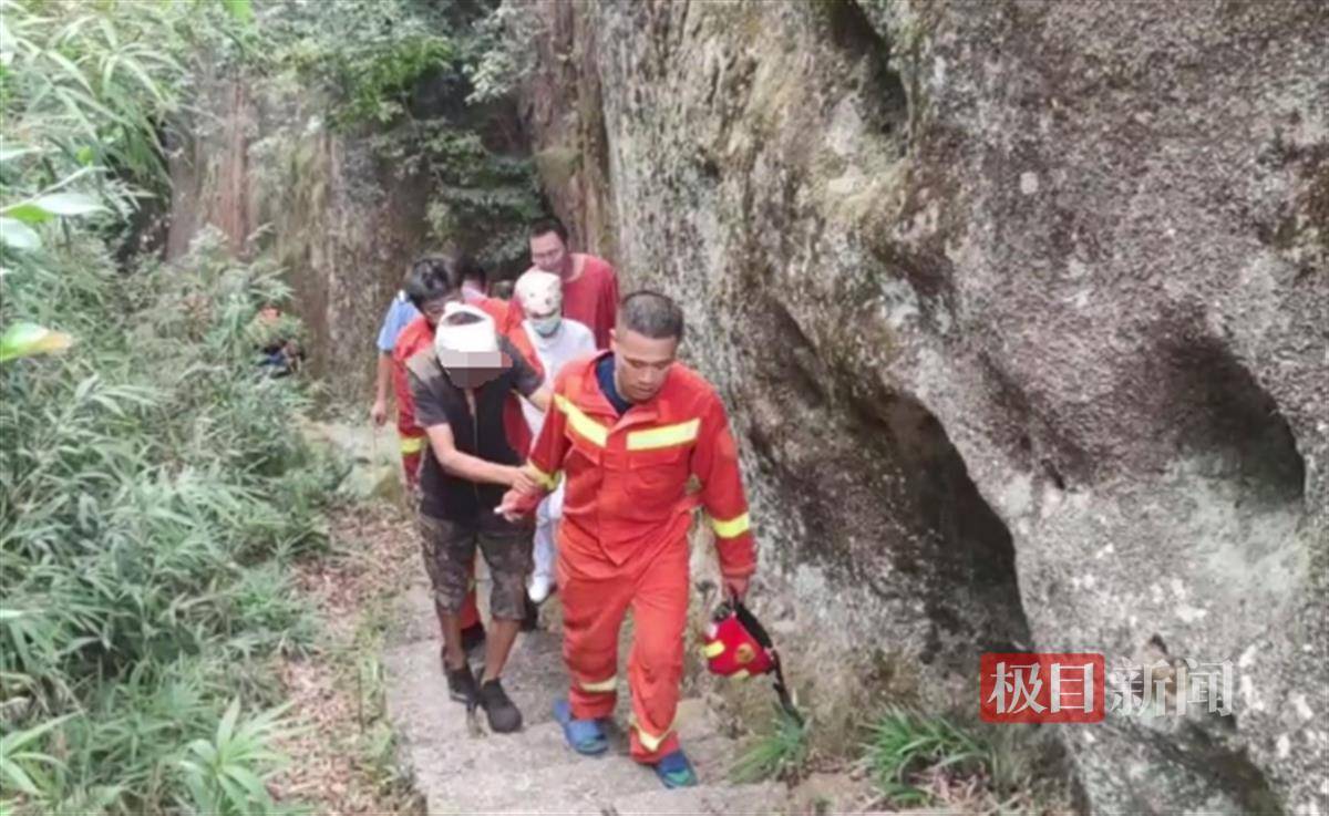 男子跌落悬崖昏迷一夜天亮醒来呼救，消防人员用腿当阶梯成功救起_救援_游客_福建