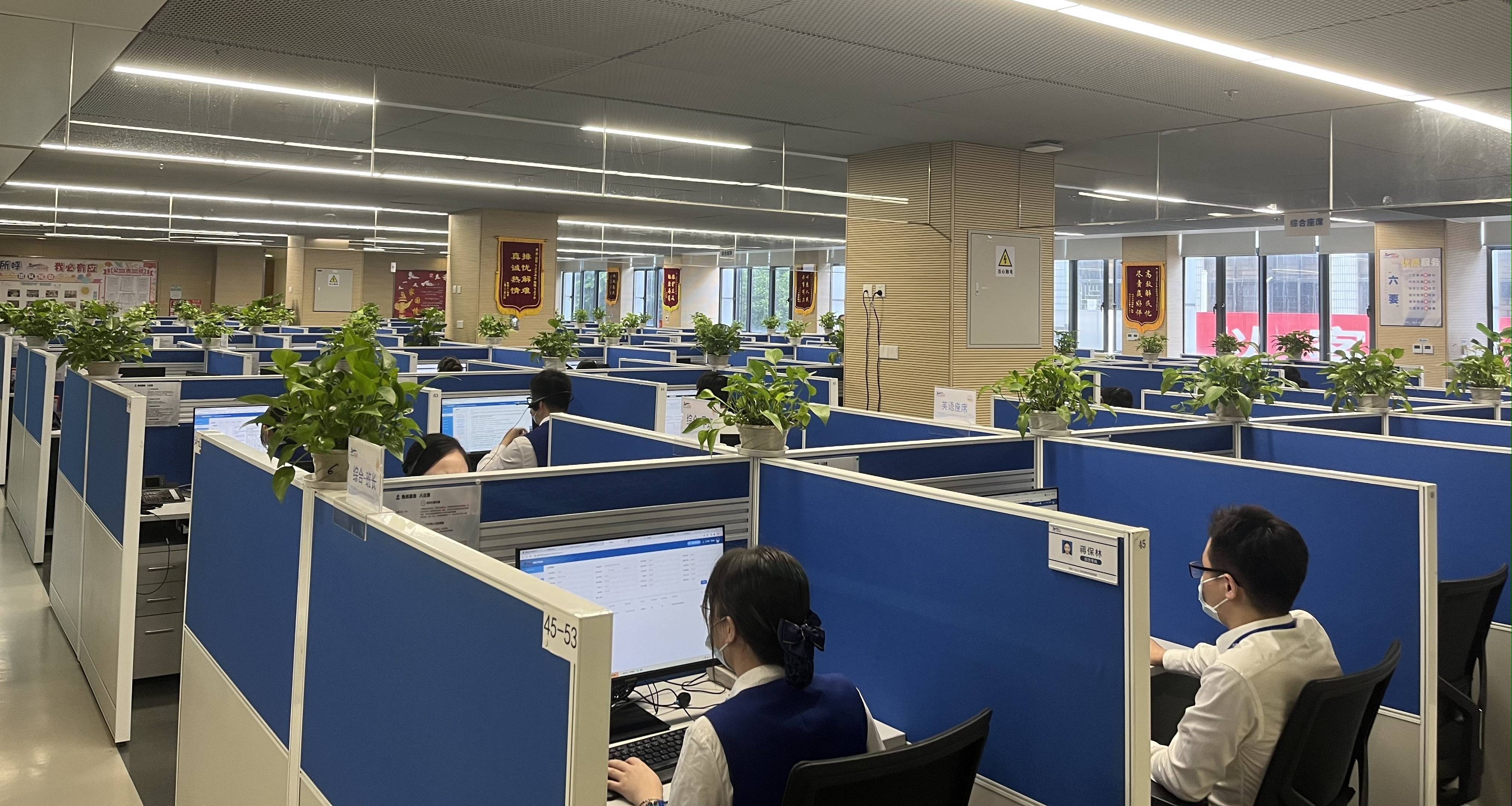 协调平台运营方在主职场外,启用分职场,采取场地分散式布局和人员分流