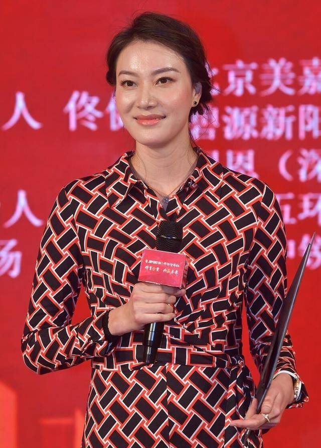 39岁谢杏芳越变越美,穿连体裤女人味爆棚,177身材太优越_时尚_造型_一