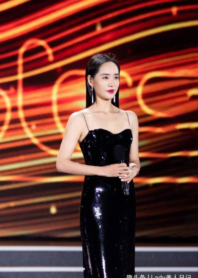 她7岁拜师习武,后来出演了《马永贞》中的白小蝶一角而成为"功夫女星"