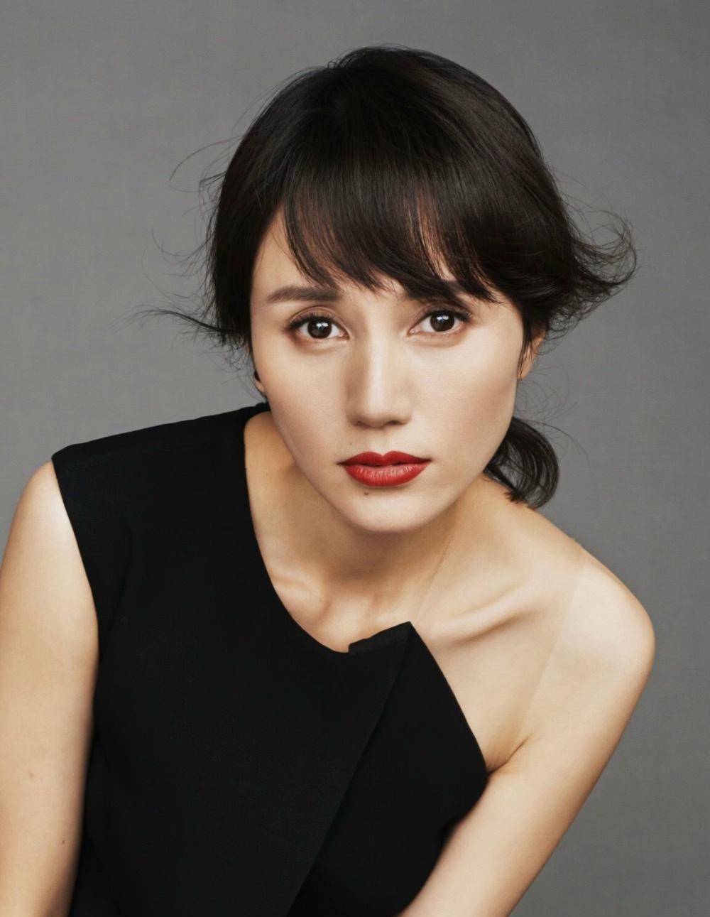 总绕不开两个标签"眼睛","眼技",她的眼睛非常清亮,哪怕是过了四十岁