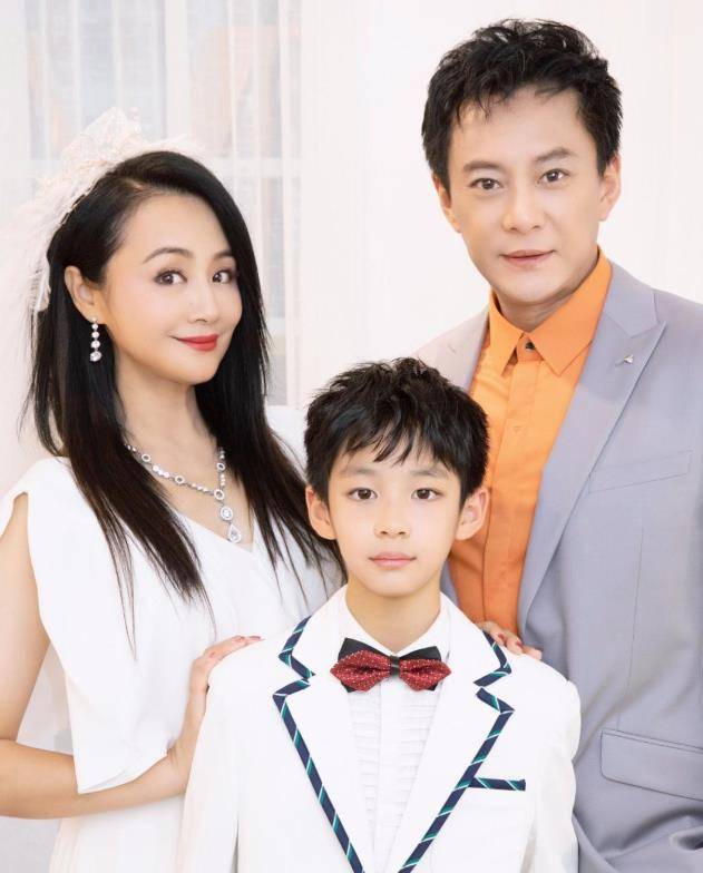 曹颖晒全家福庆结婚纪念日,一家三口都是大长腿,网友催生女儿_王斑