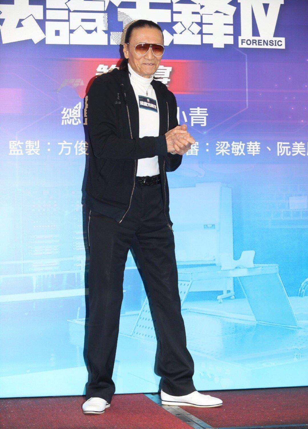 84岁谢贤罕见露脸!身材瘦削穿搭时髦却太显老,难怪不爱摘墨镜