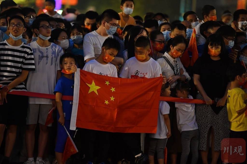 天气预报显示有雨记得带伞_国旗护卫队_五星红旗_祖国