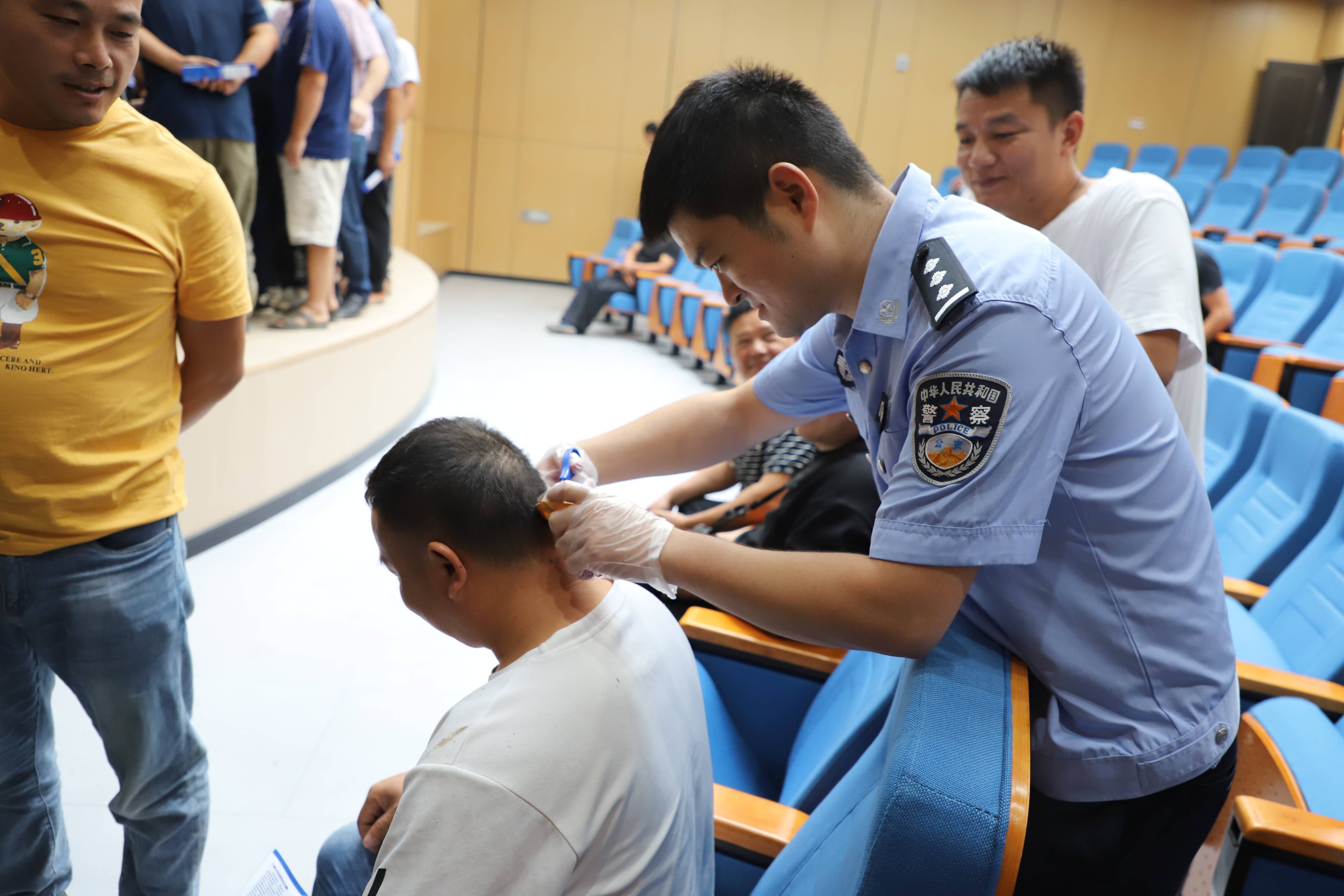 武穴:开展毛发毒品检测,确保大货车驾驶人员"无毒"出行_禁毒_工作