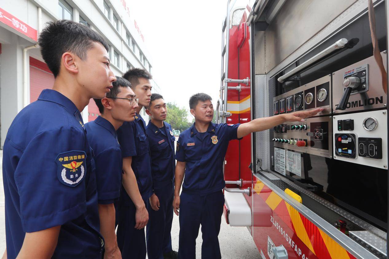 作为消防员,王子林面对的是危险的救援和惨烈的现场,记得第一次处置一