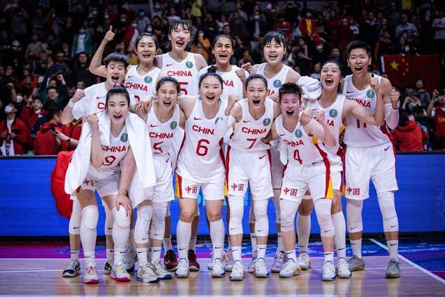 中国女篮霸气进决赛！男篮队员纷纷祝贺，隋菲菲呼吁给女篮涨工资