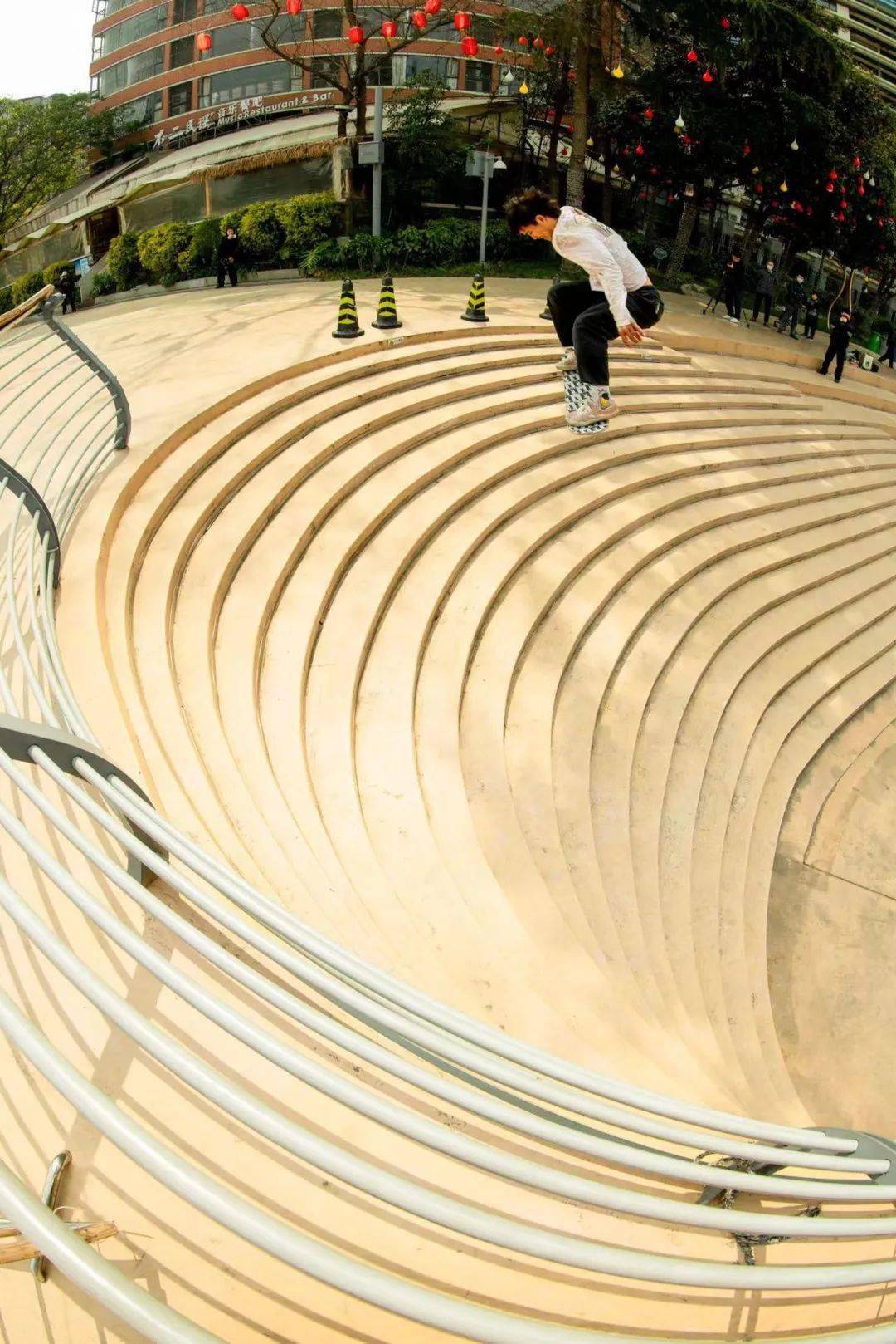 独家专访丨职业滑手向小军aka小黑的"板命"_滑板_时候_上海