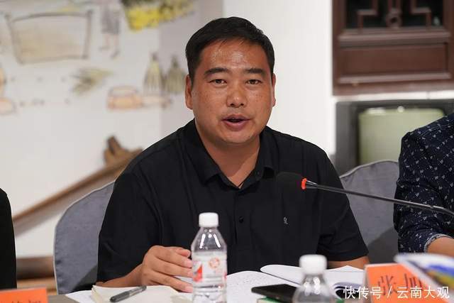 座谈会上,与会人员一同观看了昌宁县招商引资宣传片,副县长张加全作
