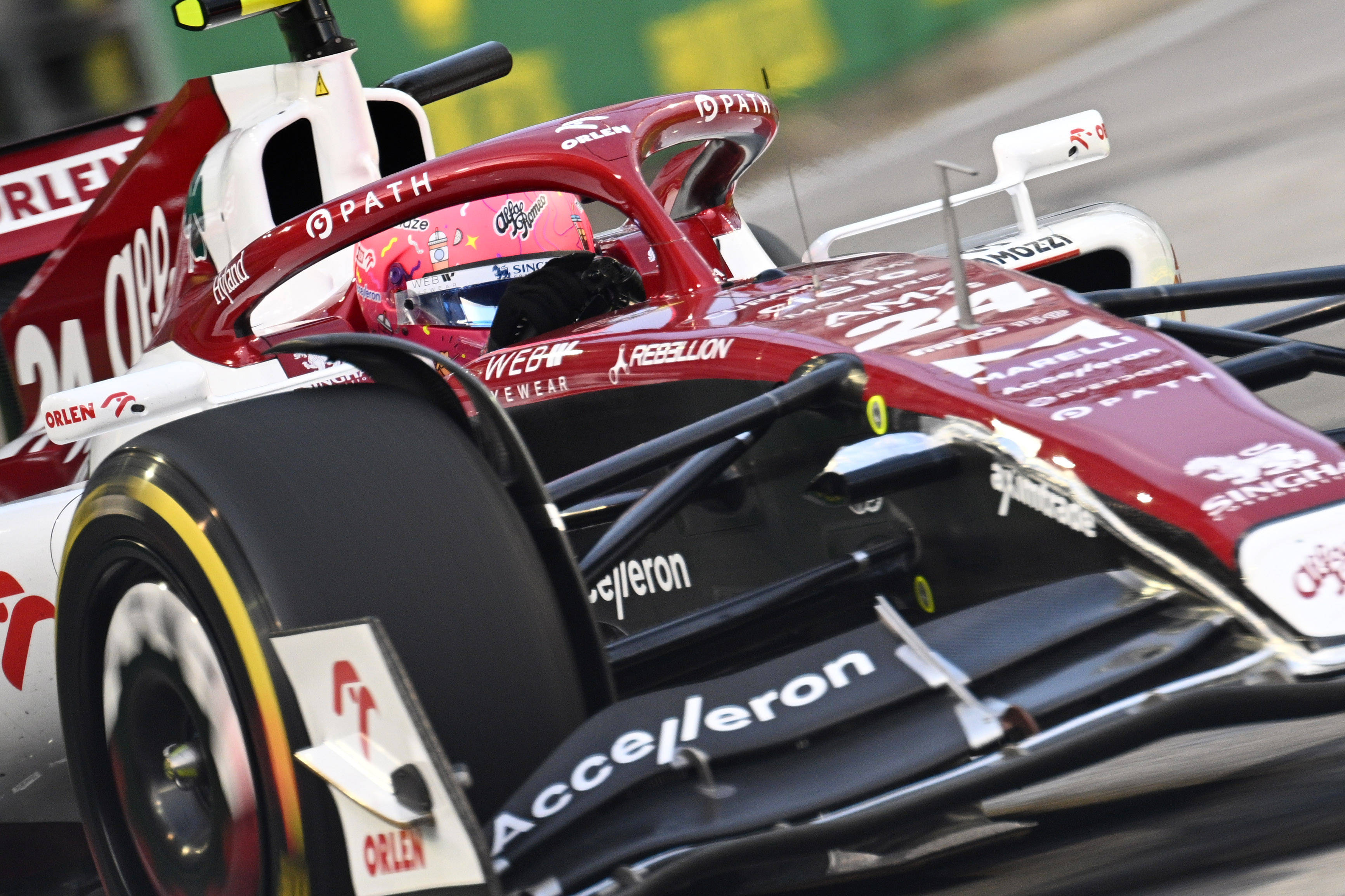 赛车——f1新加坡大奖赛举行练习赛_新华社_阿尔法罗密欧_周冠宇