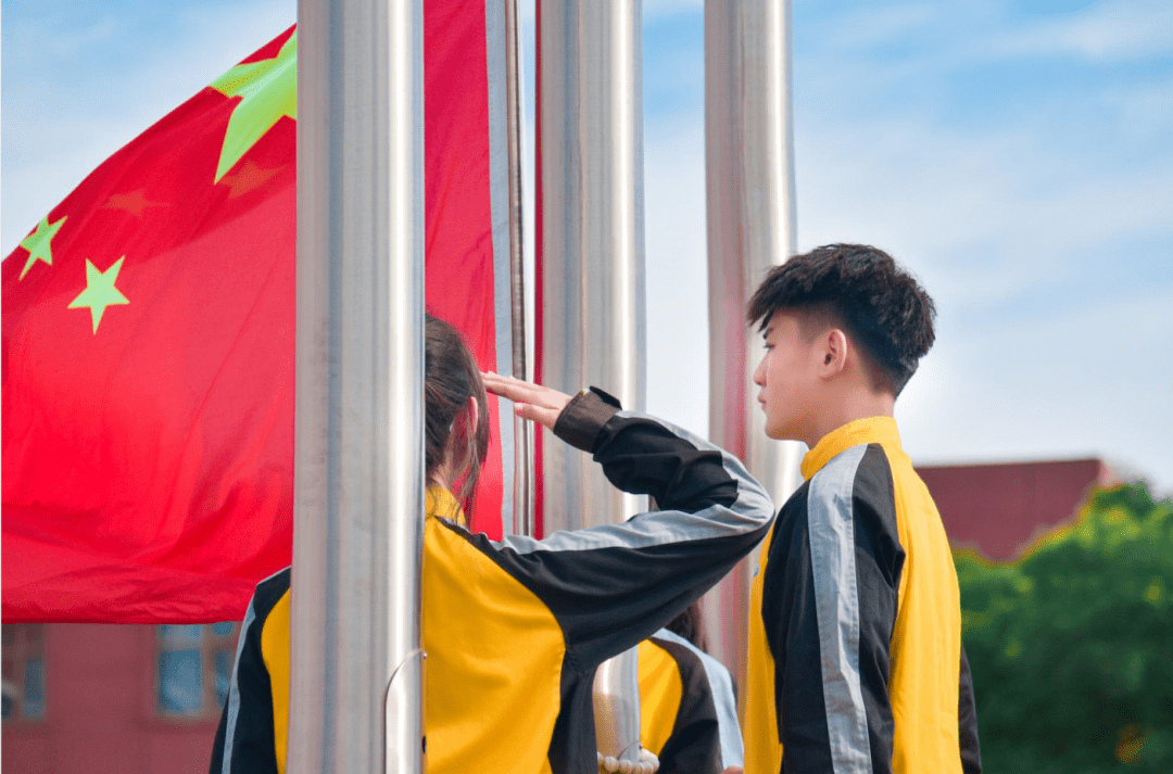 少年样样红(组图)郑州万通 刘富立/摄影红旗下的青春舞蹈激昂的誓言表