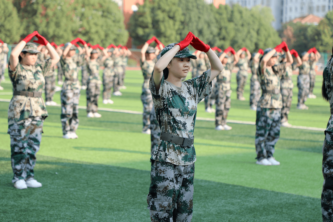 六安这所中学1300多名学生告白祖国!_军训_表演_训练