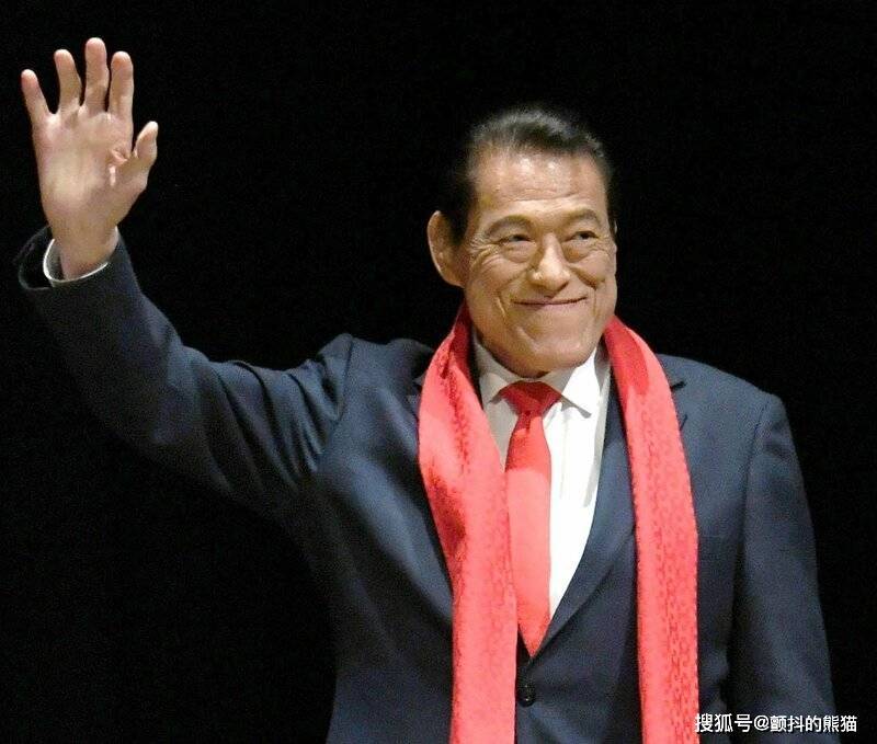 日本原职业摔跤选手,曾担任2届参议院议员的安东尼奥