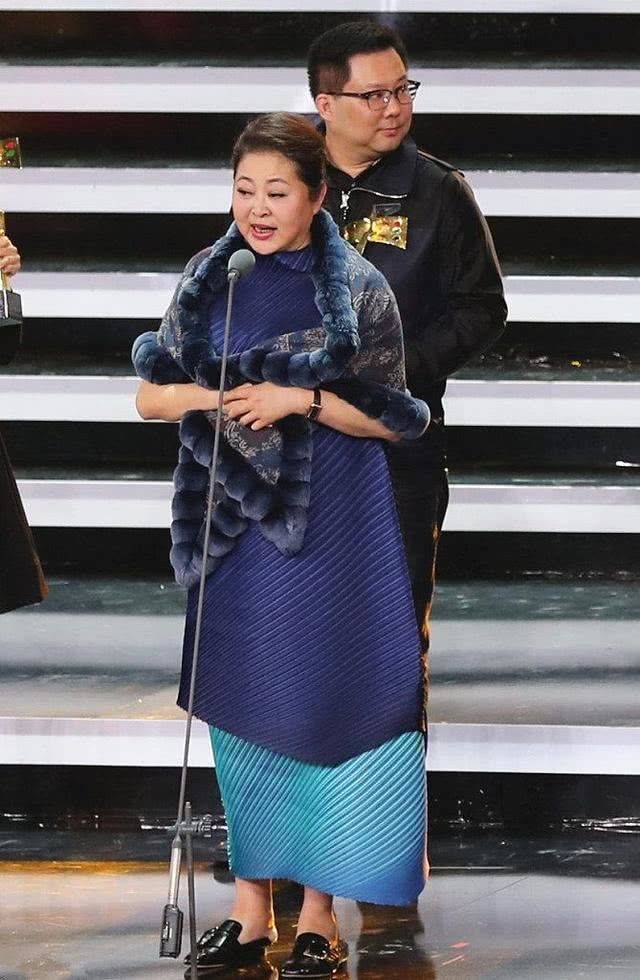 她39岁高龄产下眼疾儿,容颜一夜衰退,今59岁脚肿到穿不下鞋_倪萍_儿子