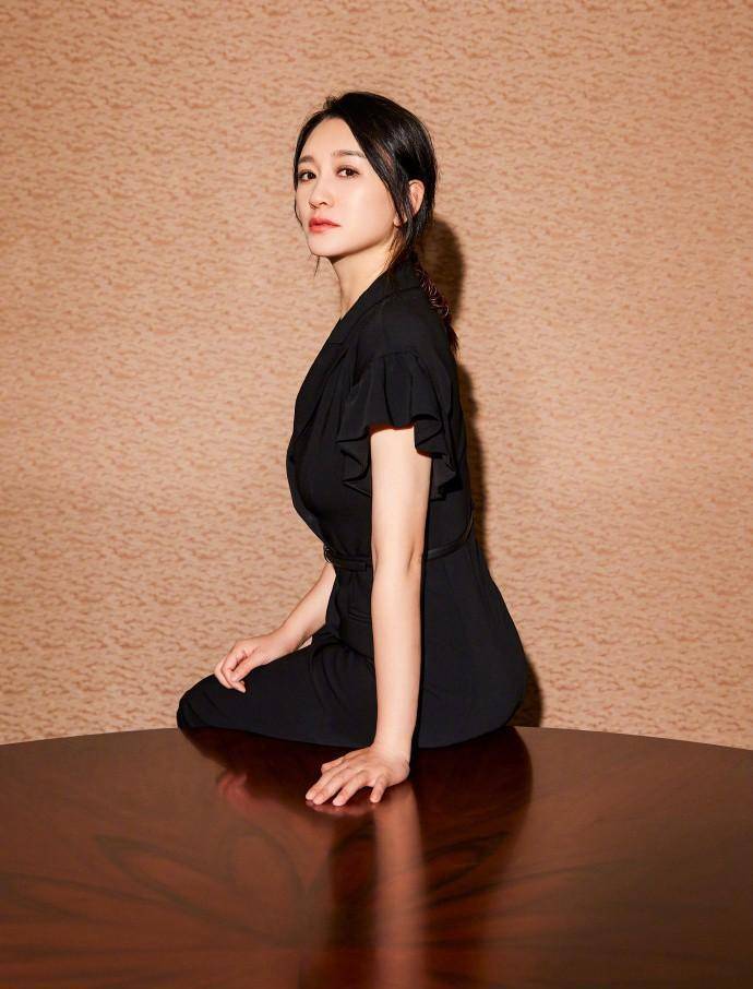 44岁李小冉时尚又迷人,穿搭高端身材苗条,奔五也有精致女人味_裙装