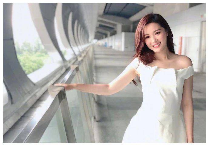 汤洛雯真会穿,皮质短裙配薄纱衫太美了,刘恺威的普通朋友真漂亮_材质