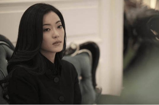 处女作是电视剧《静静的艾敏河》,三年之后在电视剧《生死极限》中与
