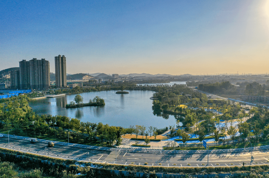 金龍湖宕口公園岸芷汀蘭,泉潤公園綠草如茵,安國湖溼地公園風光旖旎