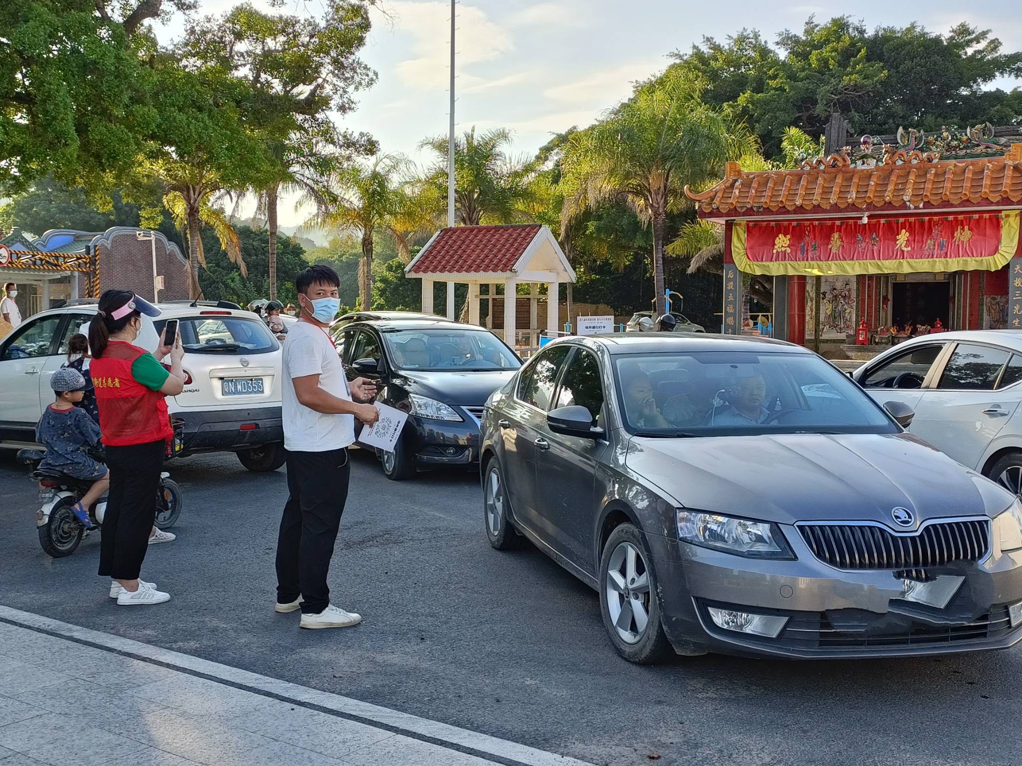汕尾市城区有关单位,街道办事处派出工作人员协助金町村委做好进入