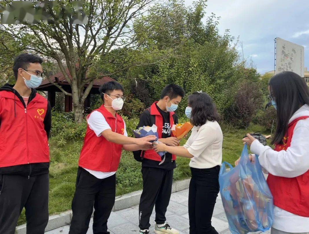 团县委书记雷小丽同志到现场迎接志愿者,为他们送上鲜花,对他们在疫情