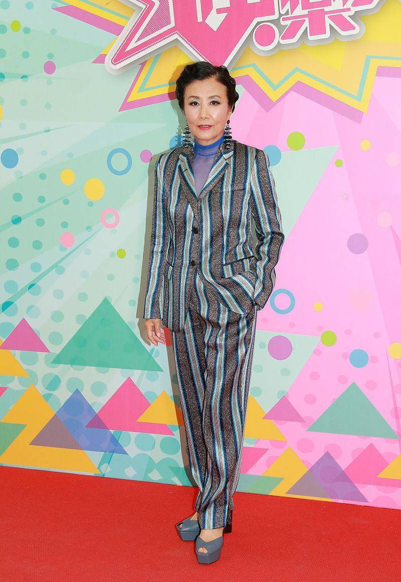 汪明荃真是不老女神,穿黑色一字肩上衣搭配白色长裤,高级又减龄_气质