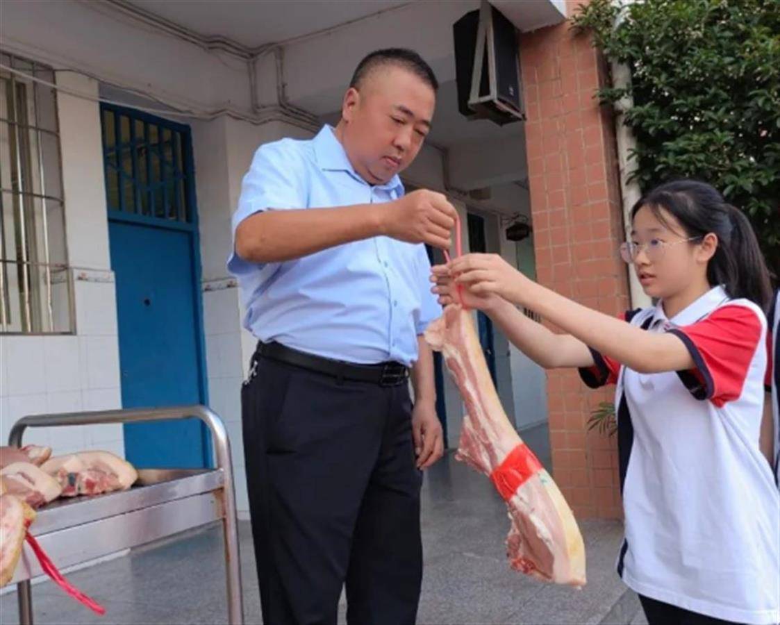 四川一学校给优秀师生奖励91块猪肉，校方：已坚持做了三年