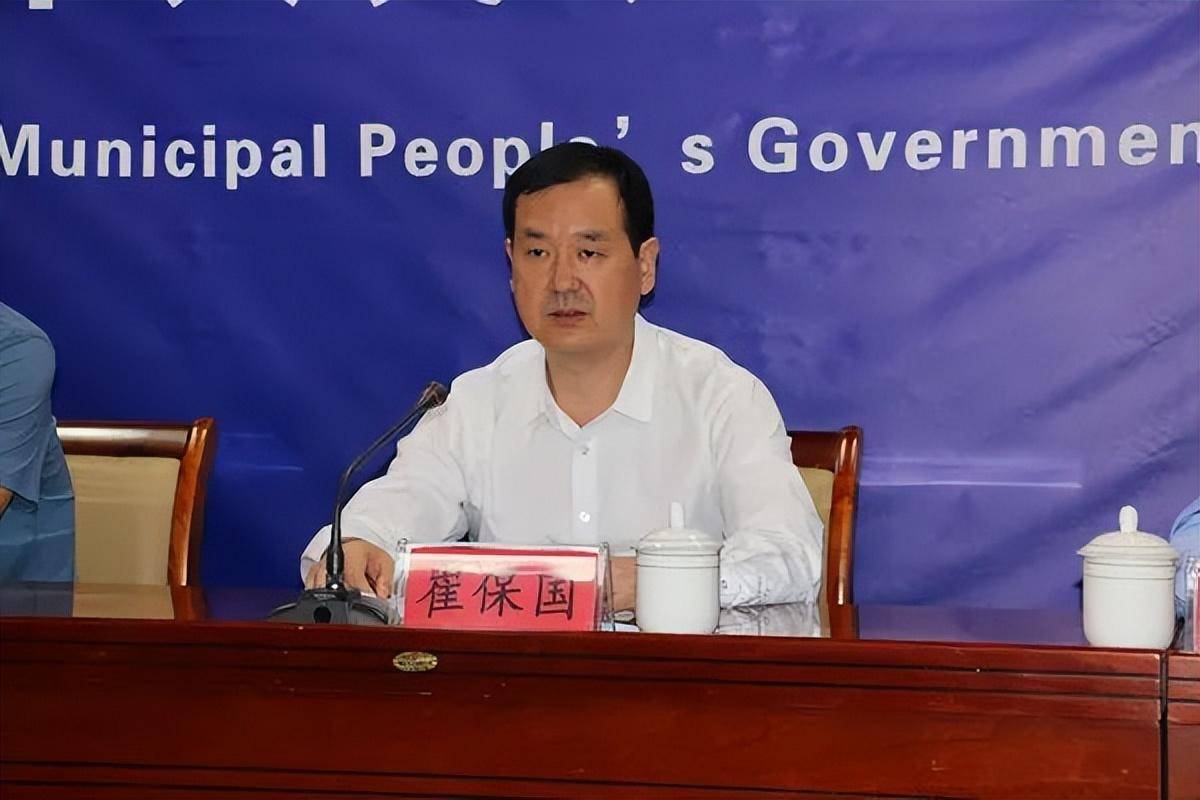 会上,邓州市副市长,市公安局党委书记,局长崔保国同志通报了邓州市9