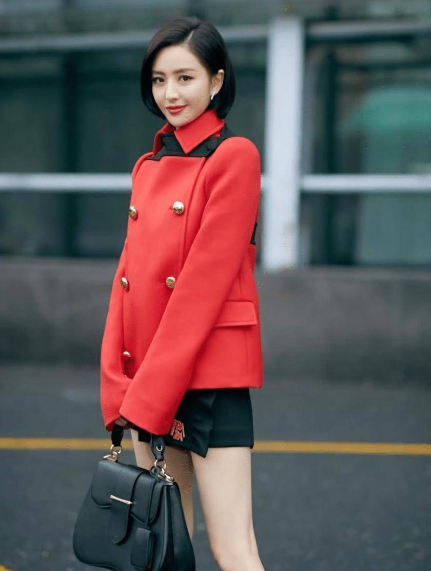 又被佟丽娅美到了,穿镂空旗袍短裙勾勒好身材,短发微卷优雅精致_西装