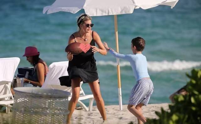 伊万卡的素颜嫩到掐出水!扎丸子头晨跑看着