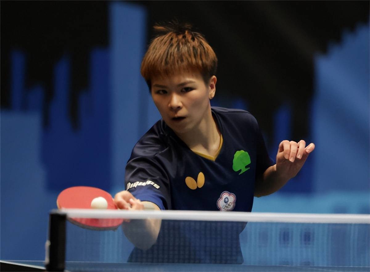 随着萨马拉发球后的反手起手再度出界丢分,比分来到了8:2,陈思羽将