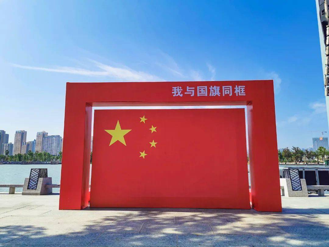 连日来,鳌江镇对辖区道路环境开展节前公共设施检修,主次干道路灯装扮