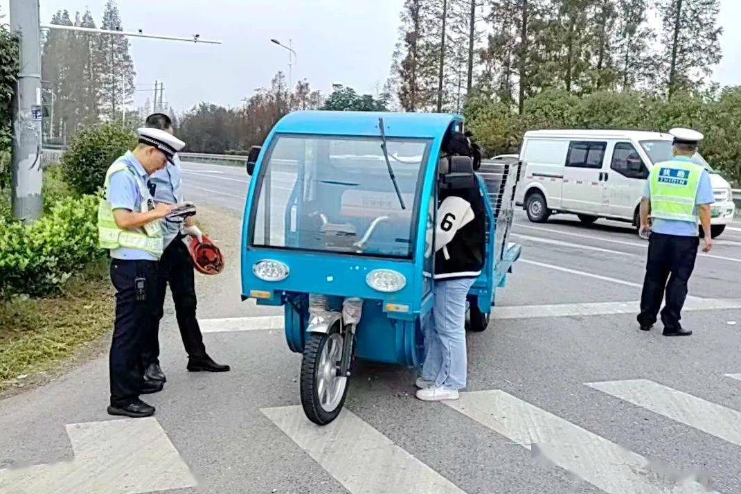 荧光绿"守护"中国红"为祖国护航为人民站岗用坚守岗位为祖国庆生用