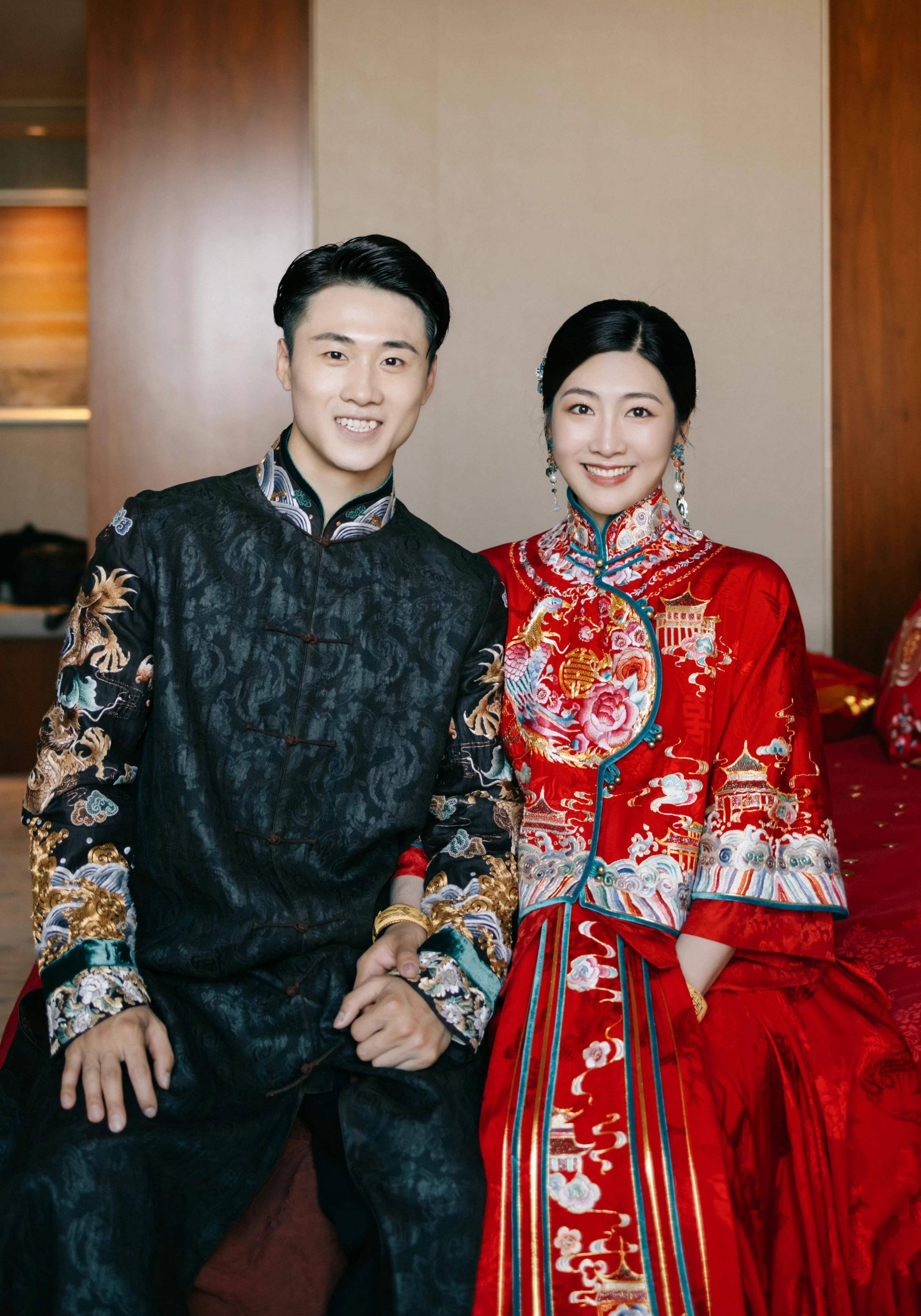 徐梦桃晒与王心迪结婚照穿着中式婚服笑得幸福甜蜜
