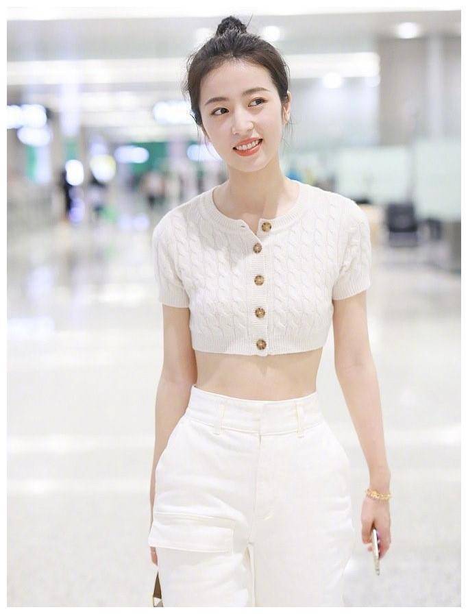 让这些会穿的女明星教你,让你比别人更好看_白色_牛仔裤_的设计