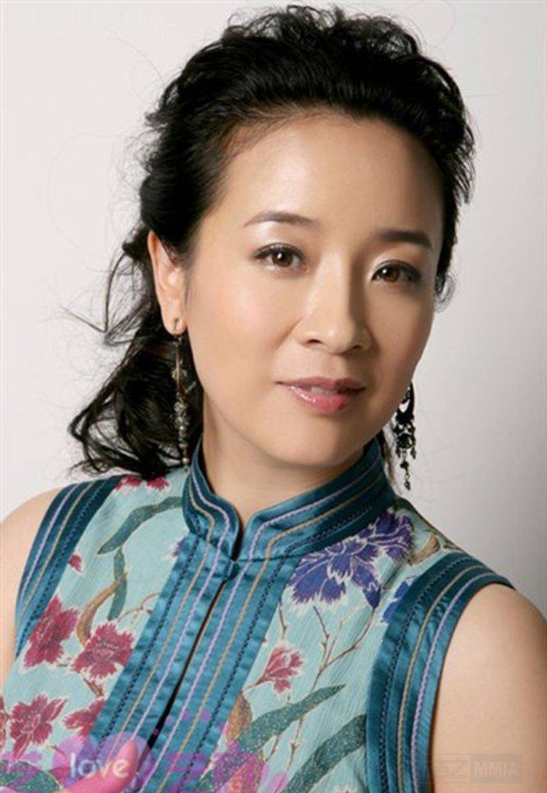 江珊是同学,和张嘉译关系特别,被传与多个小鲜肉关系不一般_陈小艺_刘