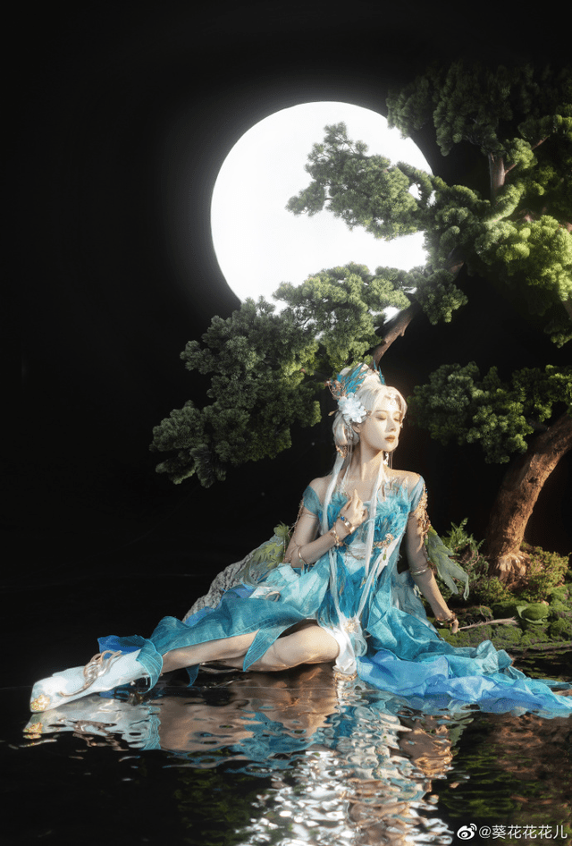 玩家们带来的二创更是数不胜数,在大神的画笔下,青鸾于溪水之上游玩