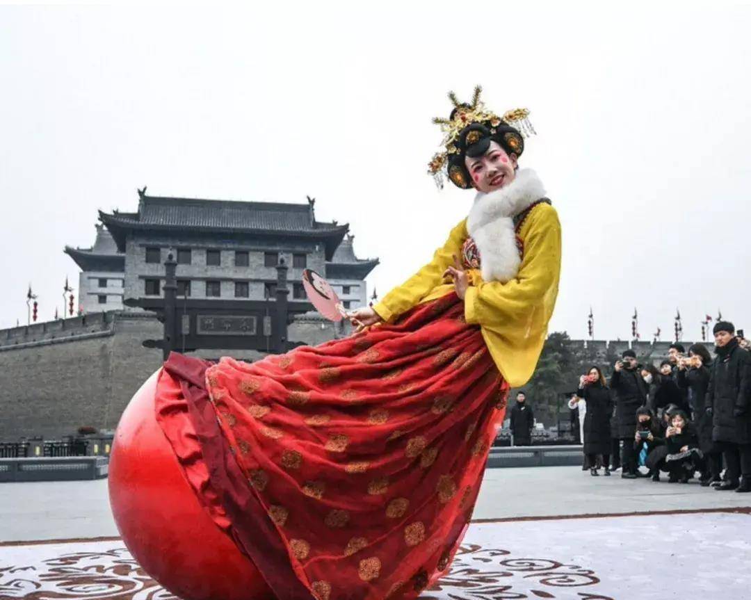 西安不倒翁小姐姐一人带火一座城,为什么有网友说她不配传递火炬_大唐