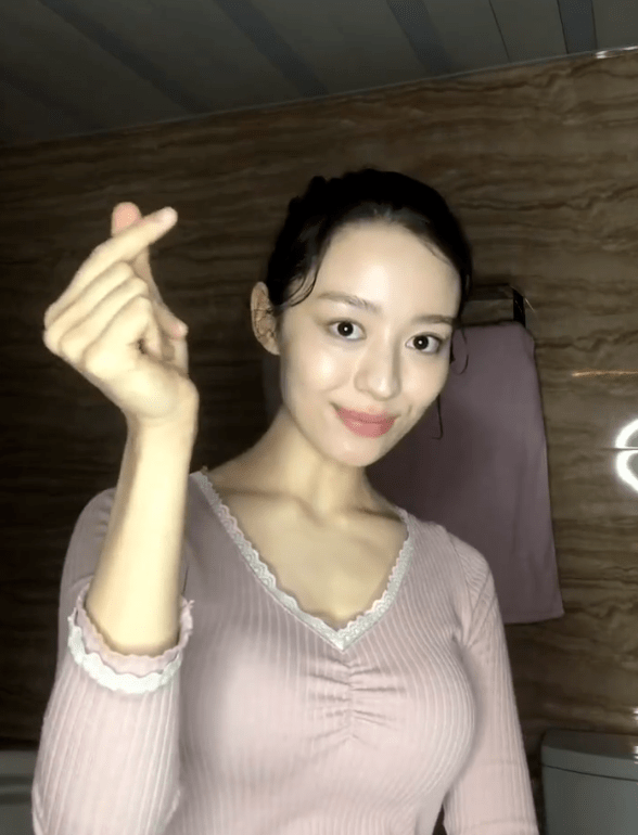 郎朗妻子吉娜一反常态全素颜出镜,只露上半身,网友:肯定怀了_老公