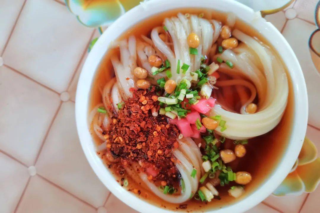 在六盘水郎岱镇,开了将近60年老店的"夜郎凉粉"一直受到人们的喜爱,60