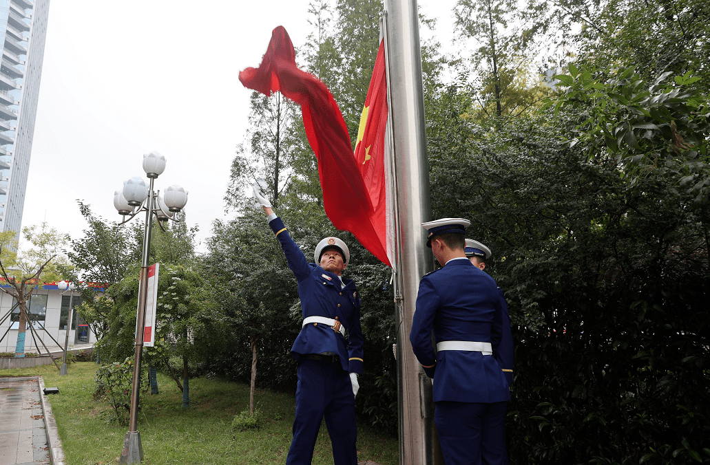 同升一面旗 共祝祖国好