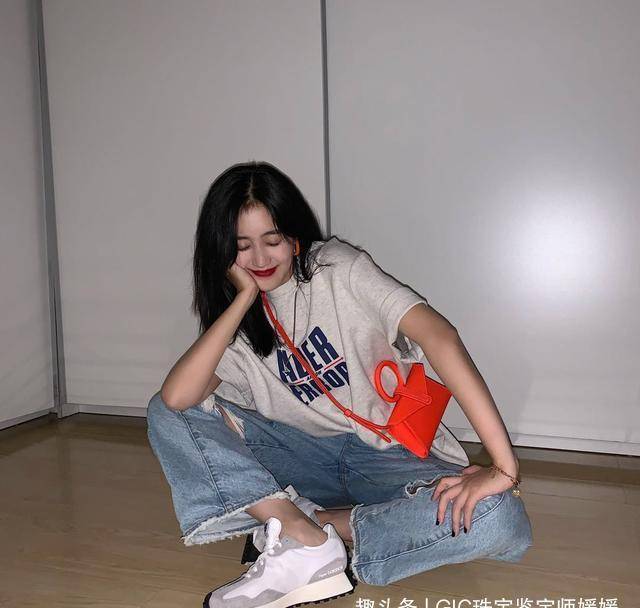 王梓薇俏皮少女耳环时尚百搭,日常休闲风学生气息十足,非常减龄_服装